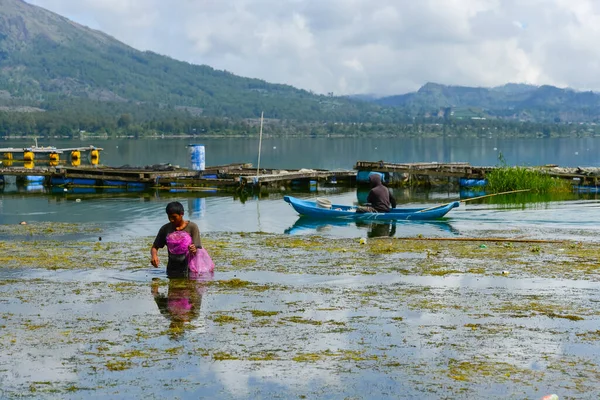 Lago Batur Kintamani Bangli Bali Indonesia Pescatori Che Pescano Nel — Foto Stock