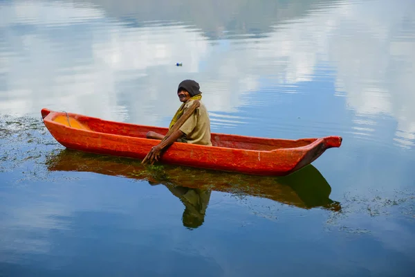 Batur湖 Kintamani湖 Bangli湖 印度尼西亚 渔民在湖中捕鱼 — 图库照片