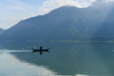 Batur Gölü 'nün güzel manzarası sakin ve güzel Batur Dağı' na bakıyor.