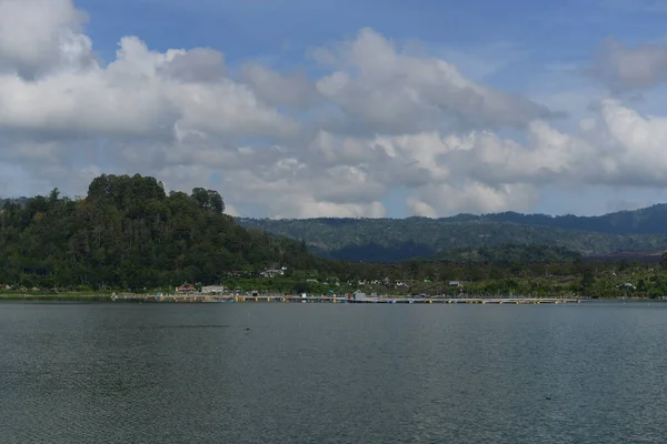 Pemandangan Indah Danau Batur Menghadap Gunung Batur Yang Tenang Dan — Stok Foto