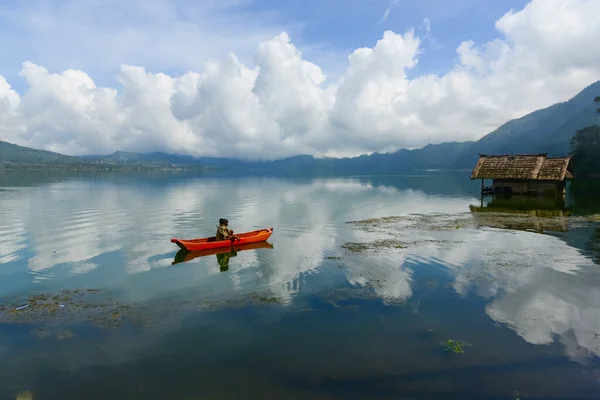 Pemandangan Indah Danau Batur Menghadap Gunung Batur Yang Tenang Dan — Stok Foto