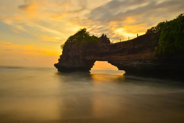 Formación Ola Rocas Naturales Atardecer Pura Batu Bolong Indonesia — Foto de Stock