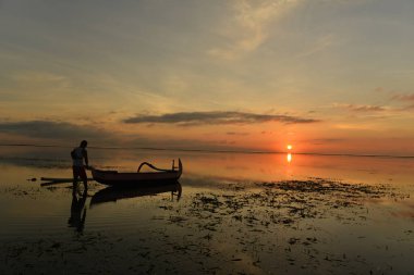 günbatımı üzerinde Bali geleneksel balıkçı tekneleri