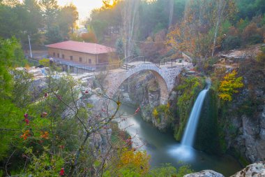Türkiye 'nin şelaleleri ve nehirleri. Tarihi taş köprü ve şelale. Doğa ve mimarinin buluştuğu harika bir fotoğraf. Clandras Köprüsü ve Clandras Şelalesi. Usak, Türkiye