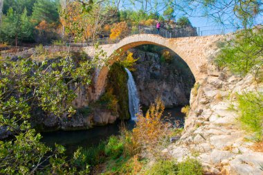Türkiye 'nin şelaleleri ve nehirleri. Tarihi taş köprü ve şelale. Doğa ve mimarinin buluştuğu harika bir fotoğraf. Clandras Köprüsü ve Clandras Şelalesi. Usak, Türkiye