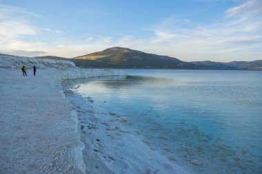 Salda Gölü bir turkuaz krater gölüdür. Burdur 'daki Jezero Krateri ve Salda Gölü benzer coğrafi özelliklere sahiptir ve Türkiye' nin Maldivleri olarak bilinir..