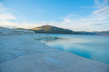 Salda Gölü bir turkuaz krater gölüdür. Burdur 'daki Jezero Krateri ve Salda Gölü benzer coğrafi özelliklere sahiptir ve Türkiye' nin Maldivleri olarak bilinir..