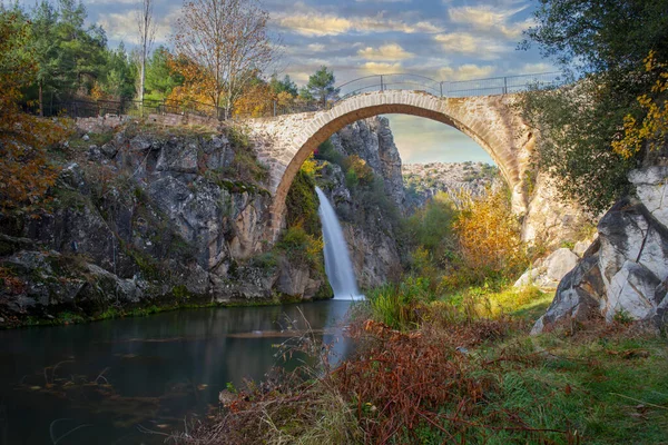 터키의 폭포와 강이다 역사적 돌다리와 사진입니다 건축이 만나는 곳이죠 다리와 — 스톡 사진