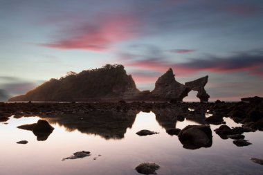 Nusa Penida, Bali 'deki eşsiz rock adasının güzel gündoğumu manzarası.
