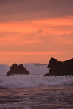 Deniz dalgaları kayalara çarpıyor..
