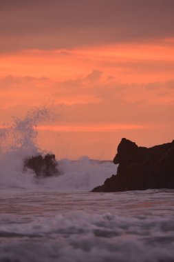 Deniz dalgaları kayalara çarpıyor..
