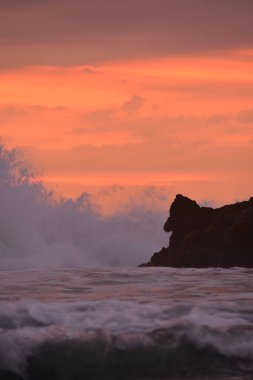Deniz dalgaları kayalara çarpıyor..