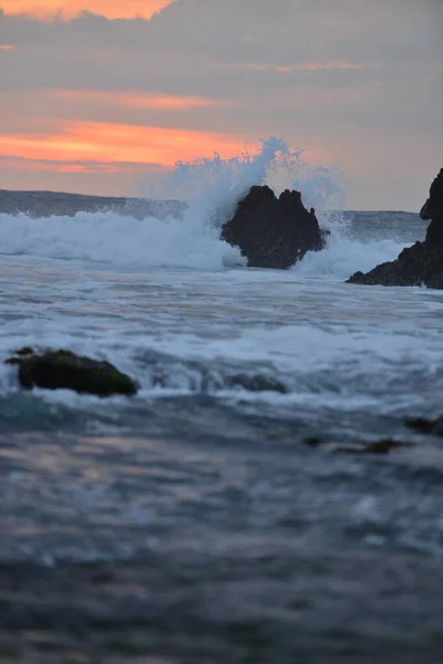 Θαλασσινά Κύματα Πέφτουν Πάνω Στους Βράχους — Φωτογραφία Αρχείου
