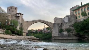 Mostar köprüsü berrak kristal Neretva nehri ile