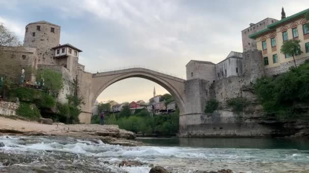 Puente Mostar Con Cristal Claro Río Neretva — Vídeos de Stock