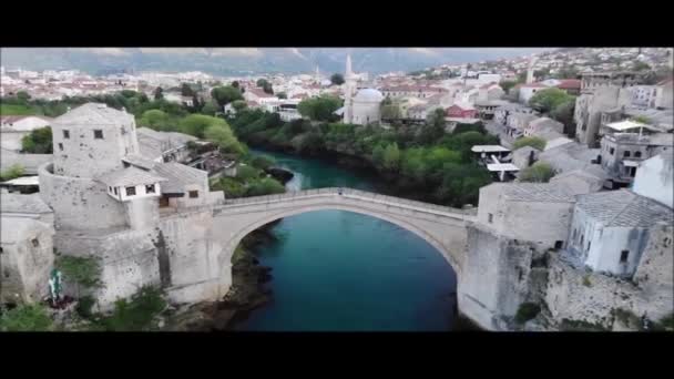 Puente Mostar Con Cristal Claro Río Neretva — Vídeo de stock