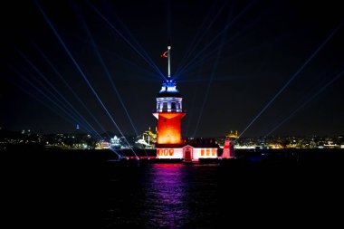 İstanbul Bakire Kulesi Yeni (Yeni kz kulesi), restorasyondan sonra renkli ve aydınlık bir gösteri sunuyor. Tarihi bina İstanbul 'un en iyi turistik beldesi. Bakire Kulesi 'nin ünlü seyahat yeri..