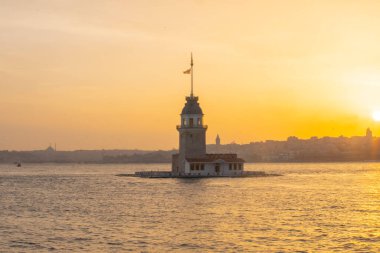 İstanbul Bakire Kulesi Yeni (Yeni kz kulesi), restorasyondan sonra renkli ve aydınlık bir gösteri sunuyor. Tarihi bina İstanbul 'un en iyi turistik beldesi. Bakire Kulesi 'nin ünlü seyahat yeri..