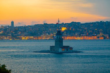 İstanbul Bakire Kulesi Yeni (Yeni kz kulesi), restorasyondan sonra renkli ve aydınlık bir gösteri sunuyor. Tarihi bina İstanbul 'un en iyi turistik beldesi. Bakire Kulesi 'nin ünlü seyahat yeri..