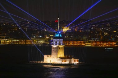 İstanbul Bakire Kulesi Yeni (Yeni kz kulesi), restorasyondan sonra renkli ve aydınlık bir gösteri sunuyor. Tarihi bina İstanbul 'un en iyi turistik beldesi. Bakire Kulesi 'nin ünlü seyahat yeri..