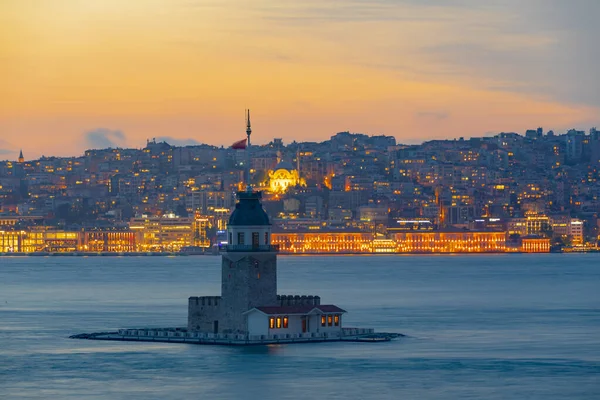 İstanbul Bakire Kulesi Yeni (Yeni kz kulesi), restorasyondan sonra renkli ve aydınlık bir gösteri sunuyor. Tarihi bina İstanbul 'un en iyi turistik beldesi. Bakire Kulesi 'nin ünlü seyahat yeri..