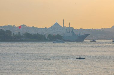 Türkçe, denizcilik ve gemi kavramında buhar olarak adlandırılan ünlü İstanbul feribotunun yakınında İstanbul Boğazı fikri yer alıyor: 