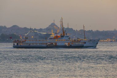 Türkçe, denizcilik ve gemi kavramında buhar olarak adlandırılan ünlü İstanbul feribotunun yakınında İstanbul Boğazı fikri yer alıyor: 