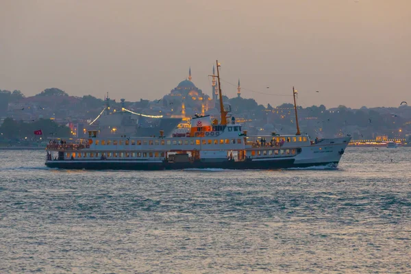 トルコ語 船舶の概念で蒸気と呼ばれる有名なイスタンブールのフェリーに近い イスタンブールのボスポラス島のアイデアで旅行 イスタンブール — ストック写真