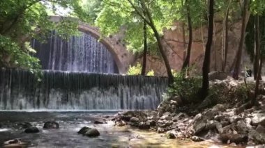 Paleokaria, Trikala, Thessaly, Yunanistan 'ın kemer köprüsü.