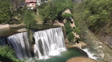Bosna-Hersek 'in Jajce kentindeki Pliva Şelalesi. Tatiller ve seyahatler. - Su. Canlı renkler. Manzaralı bir yer ve bakış açısı. Tarihi bir kasaba. Turizm beldesi.