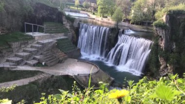 Bosna-Hersek 'in Jajce kentindeki Pliva Şelalesi. Tatiller ve seyahatler. - Su. Canlı renkler. Manzaralı bir yer ve bakış açısı. Tarihi bir kasaba. Turizm beldesi.