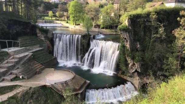 波斯尼亚和黑塞哥维那Jajce的Pliva瀑布 假期和旅行 鲜艳的颜色 风景的位置和观点 历史城镇 旅游目的地 — 图库视频影像