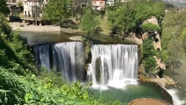 Pliva Vízesés Jajcében Bosznia Hercegovinában Nyaralás Utazás Víz Élénk Színek — Stock videók