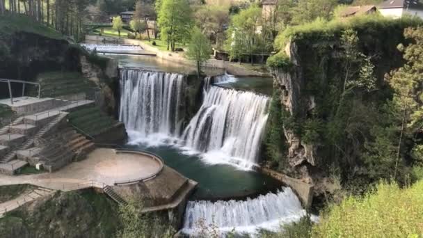 Pliva Waterfall Jajce Bosnia Herzegovina 장면적 장소와 역사의 관광객의 목적지 — 비디오