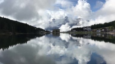 Misurina Gölü 'nde inanılmaz bir zaman atlaması. Dolomiti, Alpler, Güney Tyrol, İtalya, Avrupa. Misurina Gölü 'nün yaz manzarası. Turistik bir yer