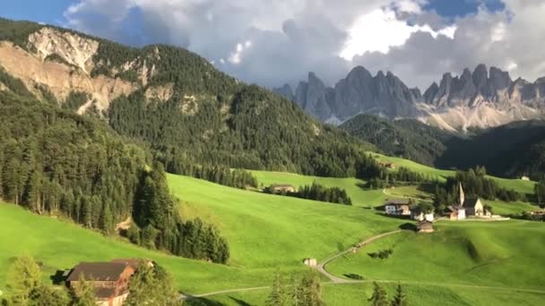 Klein Bergdorpje Met Kerk Onder Dolomieten Italië Val Funes Antenne — Stockvideo
