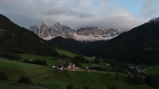 Liten Bergsby Med Kyrka Dolomiterna Berg Italien Val Funes Antenn — Stockvideo