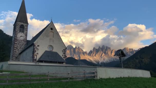 意大利多洛美斯山下有教堂的小山村 瓦尔迪 富尼斯高耸入云 圣马格达莱纳 — 图库视频影像