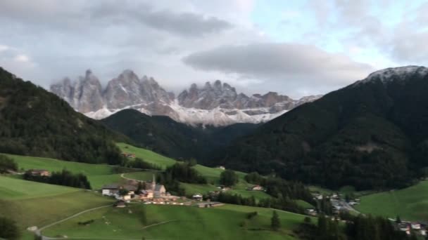イタリアのドロミテ山脈の下の教会のある小さな山間の村 ヴァル フネス空中 聖マグダレナ — ストック動画