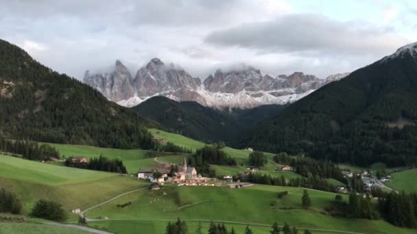 Talya Dolomites Dağlarının Altında Kilisesi Olan Küçük Bir Dağ Köyü — Stok video