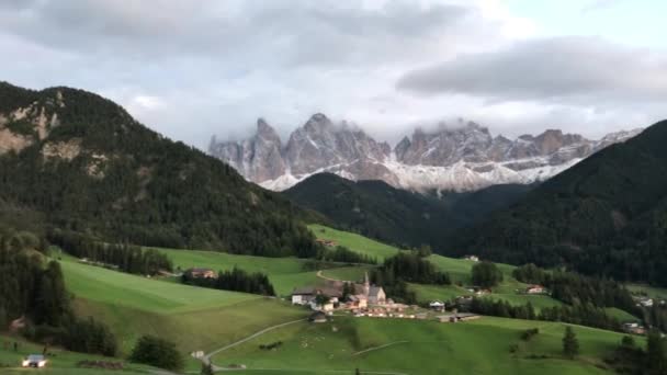 Mała Górska Wioska Kościołem Pod Dolomitami Włoszech Antena Val Funes — Wideo stockowe