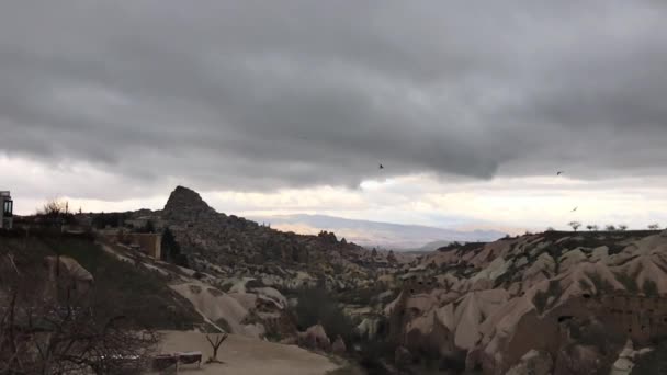 グレーム カッパドキア トルコ カッパドキアは 空に風船で飛ぶことができ 空気から妖精の煙突を見ることができる世界で最も観光客をホストする場所です — ストック動画