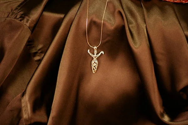 Kadife Kumaşa Asılmış Değerli Kolye Mücevherleri — Stok fotoğraf
