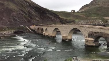 Doğu Anadolu Bölgesi 'nin Yukarı Fırat Bölgesi' nde yer alan bir ilçedir. Palu, antik çağlardan beri bölgenin önemli bir yerleşim yeri olmuştur. Bulgular M.Ö. 5000 yılına dayanıyor..