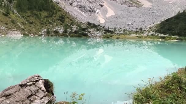 ドロミテ アルプスの山々にあるソラピス湖またはソラピス湖 — ストック動画