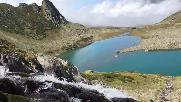 在海拔3000度的Kakarlar Avusor山地湖泊上的极好景观视频 — 图库视频影像