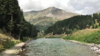 Avat balık gölünün sakin suyu ve arkadaki dağ manzarası, harika doğa manzarası..