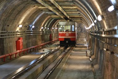 Eski tramvay Taksim Meydanı 'na doğru Isteklal Caddesi boyunca ilerliyor. İstanbul Sembolü