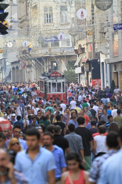 Eski tramvay Taksim Meydanı 'na doğru Isteklal Caddesi boyunca ilerliyor. İstanbul Sembolü
