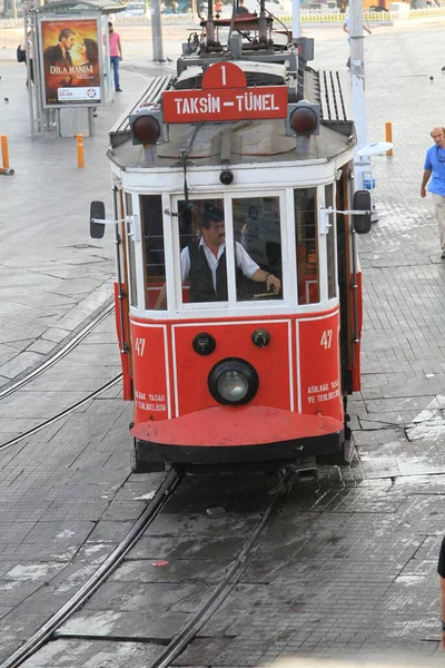 古いトラムは Taksim Squareに向かって人々の群衆を通してIstalle Streetに沿って移動します イスタンブールのシンボル — ストック写真